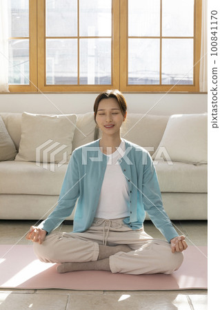 happy single life of korean woman_meditation 100841170