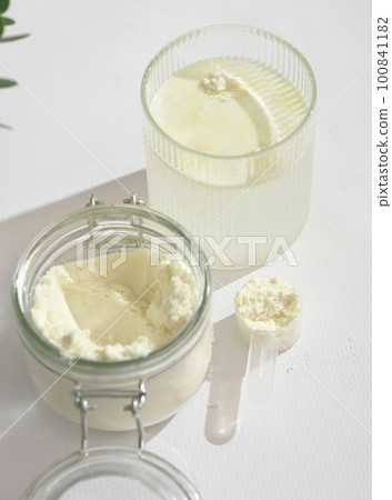 scoop of fish collagen. collagen peptides in glass jar. powder for mixing drink. Healthcare supplement concept. collagen for skin and joints and water glass. vertical size scoop of fish collagen. collagen peptides in glass jar. powder for mixing drink. Healthcare supplement concept. collagen for skin and joints and water glass. vertical size 100841182