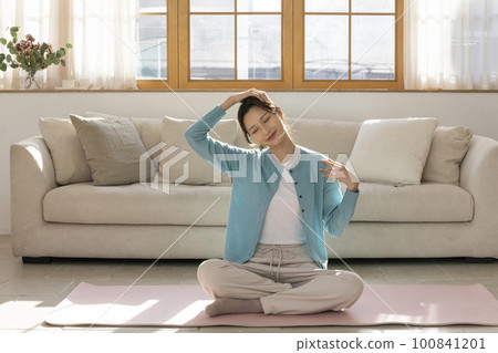 happy single life of korean woman_streaching 100841201