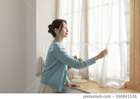 happy single life of korean woman_look out the window 100841338