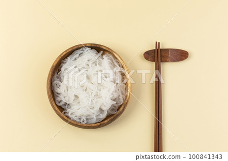 shirataki, konjac noodles shirataki, konjac noodles 100841343