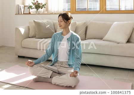 happy single life of korean woman_meditation 100841375