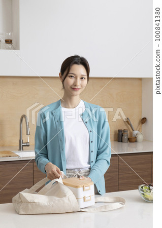 happy single life of korean woman_preparing, packing lunch 100841380