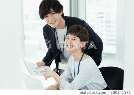 商人在辦公室會議 100841571