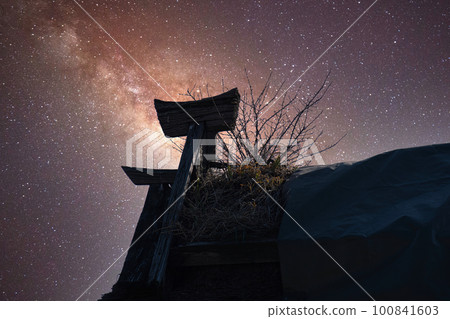 Beautiful scenery of the starry sky seen through the roof of an old private house 100841603