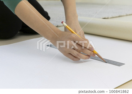 DIY interior hand motion, closeup_wallpaper length check with pencil 100841862