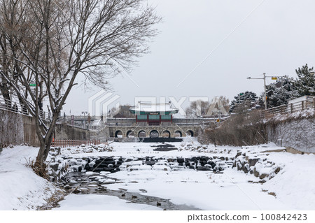 winter scenery of Suwoncheon, Korea 100842423