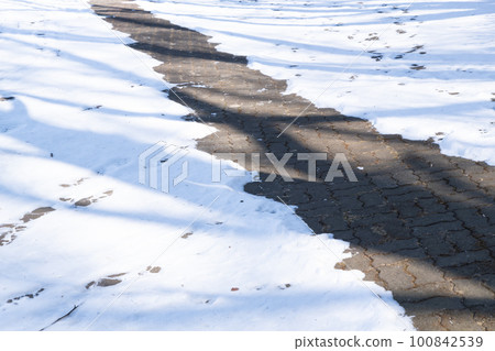 panoramic view of the snowy streets 100842539