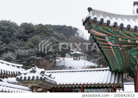 beautiful snowing winter scenery in Suwon Hwaseong Haenggung in Korea 100842613