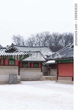 snowing winter scenery of Changdeokgung palace, Korea 100842620