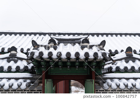 snowing winter scenery of Changdeokgung palace, Korea 100842757