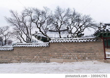 snowing winter scenery of Changdeokgung palace, Korea 100842761