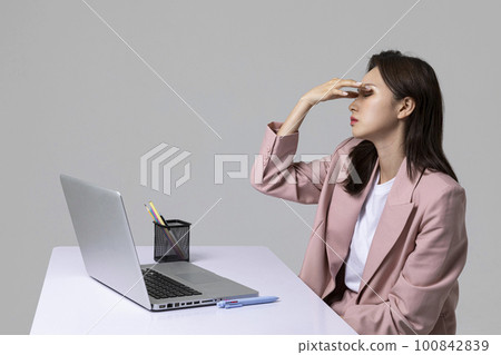 common health problems of office workers, korean young woman_dry eye 100842839