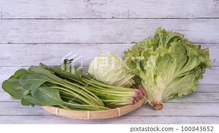 Fresh leafy vegetables｜Komatsuna, spinach, cabbage, sunny lettuce 100843652