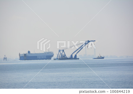 Makuhari Hanamigawa Cycling Course 19 Tugboat, Crane Ship and Large Ship Makuhari Hanamigawa Cycling Course 19 Tugboat, Crane Ship and Large Ship 100844219