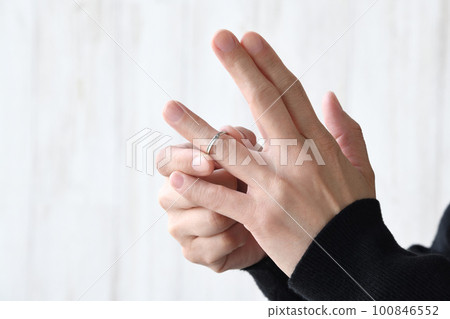 取下戒指的人的手 100846552