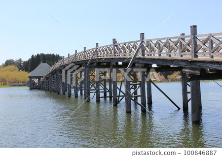 Part of the Tsuru-no-Mai Bridge over the Mawariseki Odame Pond (Lake Tsugaru Fujimi) Part of the Tsuru-no-Mai Bridge over the Mawariseki Odame Pond (Lake Tsugaru Fujimi) 100846887