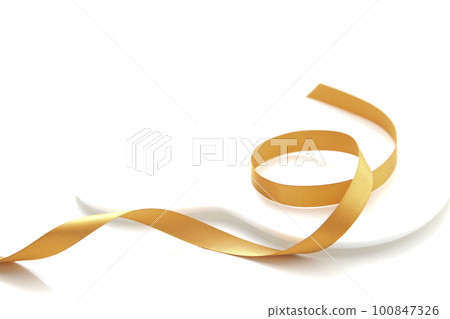 A heart-shaped tray with a gold ribbon, an image of a gift 100847326