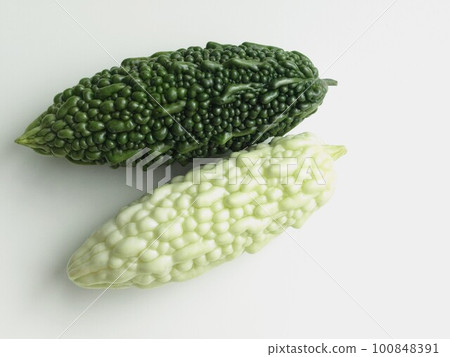 Green and white bitter gourd, fresh bitter gourd, bitter gourd and bitter gourd on white background Green and white bitter gourd, fresh bitter gourd, bitter gourd and bitter gourd on white background 100848391