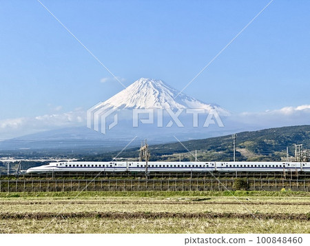 初春朦朧天空中的富士山 100848460