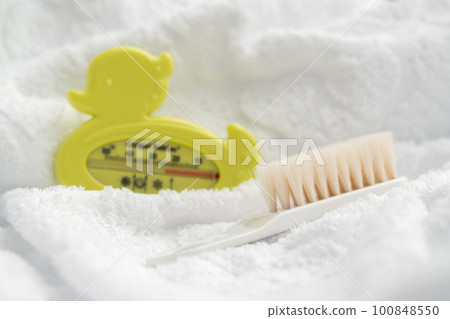 Baby bath thermometer brush and white towel cute bathing background 100848550