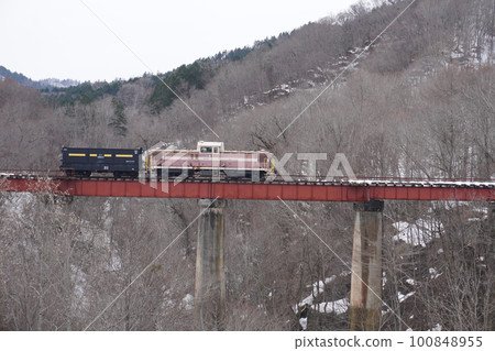 舊三井蘆別鐵道隅山川大橋和春天保存的三井蘆別鐵道列車 100848955