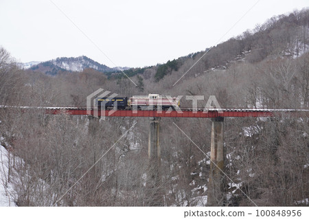 舊三井蘆別鐵道隅山川大橋和春天保存的三井蘆別鐵道列車 100848956