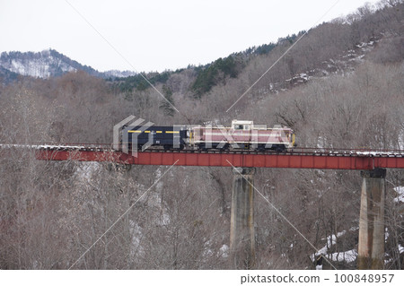 Former Mitsui Ashibetsu Railway Sumiyama River Bridge and preserved trains of Mitsui Ashibetsu Railway in spring 100848957