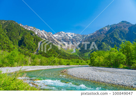 [Scenic view] Kamikochi in early summer [Nagano Prefecture] 100849047