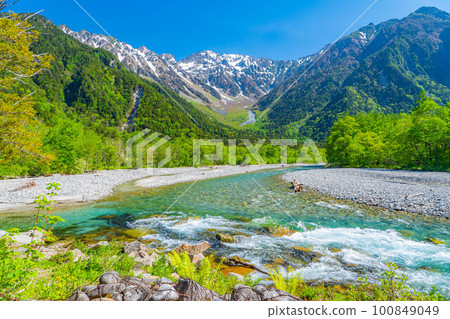 [Scenic view] Kamikochi in early summer [Nagano Prefecture] 100849049