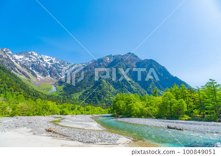 [Scenic view] Kamikochi in early summer [Nagano Prefecture] 100849051