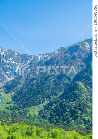 [Scenic view] Kamikochi in early summer [Nagano Prefecture] 100849056