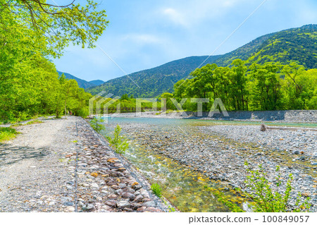 [Scenic view] Kamikochi in early summer [Nagano Prefecture] 100849057