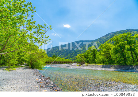 [Scenic view] Kamikochi in early summer [Nagano Prefecture] 100849058