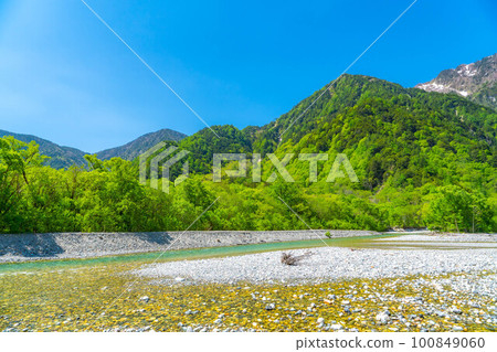 [Scenic view] Kamikochi in early summer [Nagano Prefecture] 100849060