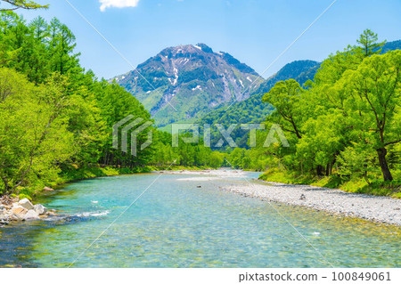 [Scenic view] Kamikochi in early summer [Nagano Prefecture] 100849061
