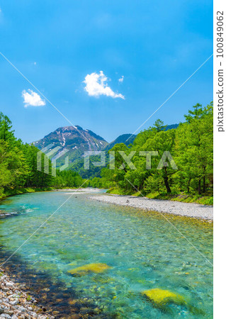 [Scenic view] Kamikochi in early summer [Nagano Prefecture] 100849062