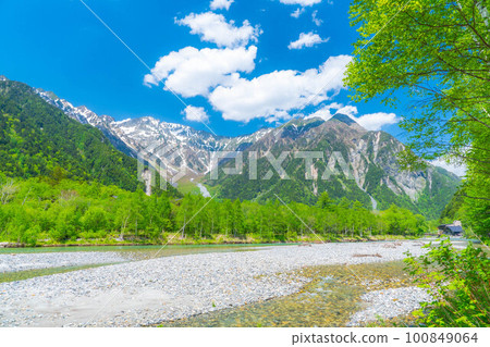 [Scenic view] Kamikochi in early summer [Nagano Prefecture] 100849064