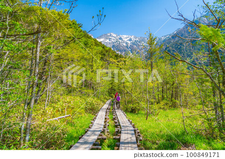 [Scenic view] Kamikochi climbers in early summer [Nagano Prefecture] 100849171