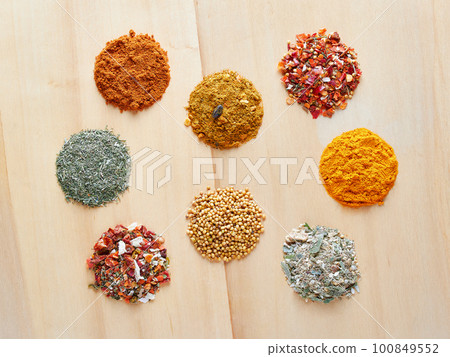 Spices circles 8 pieces on a wooden background. Garlic, coriander, for meat, for salad, red pepper, black pepper Spices circles 8 pieces on a wooden background. Garlic, coriander, for meat, for salad, red pepper, black pepper 100849552