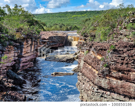 Canyons on the way to the Buracao waterfall, Ibicoara, Chapada Diamantina in Bahia, Brazil 100850186