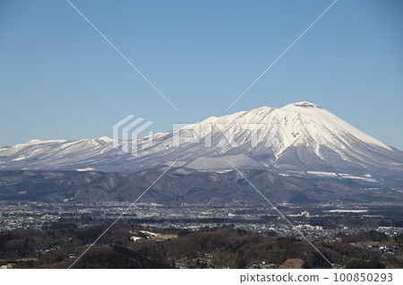 從岩山展望台眺望盛岡市和岩手山的風景 100850293