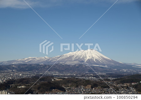 從岩山展望台眺望盛岡市和岩手山的風景 100850294