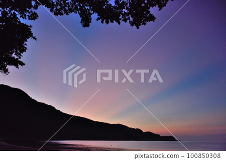 奄美大島，勝浦寧靜的大海被暮色照亮 100850308