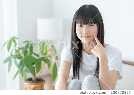一個關心自己皮膚狀況的z世代女孩寫真Beauty image 一個關心自己皮膚狀況的z世代女孩寫真Beauty image 100850855