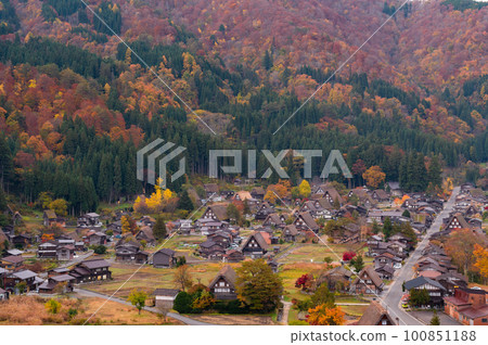 Shirakawa-go wrapped in autumn leaves 100851188