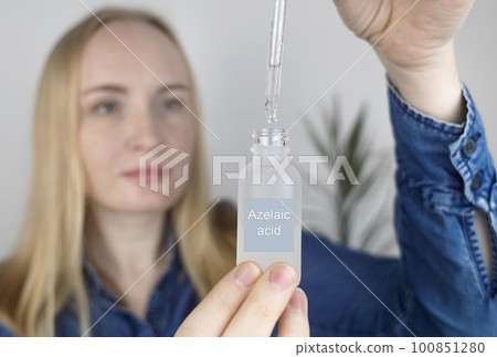 Azelaic acid. The girl applies azelainates to her face. Laboratory research. Facial skin care. Dermatological serum. Emulsion for the treatment of rosacea, acne and skin problems Azelaic acid. The girl applies azelainates to her face. Laboratory research. Facial skin care. Dermatological serum. Emulsion for the treatment of rosacea, acne and skin problems 100851280