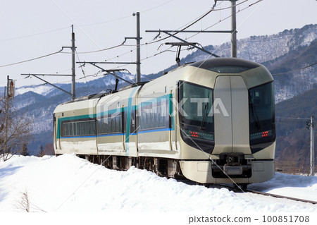 Tobu Limited Express Liberty Aizu on the Aizu Railway in winter (Asakusa ⇔ Aizu Tajima) 100851708