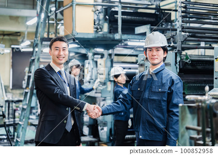 工廠員工與商業夥伴握手 工廠員工與商業夥伴握手 100852958