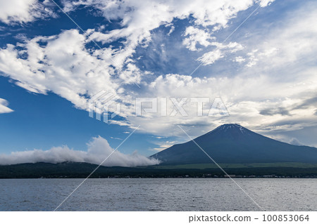 從山中湖看雲霧繚繞的富士山風光 100853064